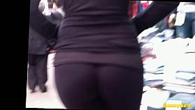 Splendid looking babe in tight leggings has a very athletic ass