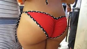 buenisimo rich ass on the beach