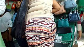 Nalgona en leggins come trapo
