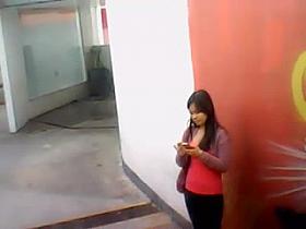 Japonesinha tesaozinho esperando o onibus