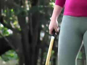 Woman in gray leggings cameltoe