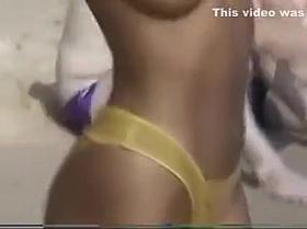 teen preciosa en la playa