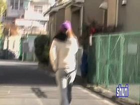 Her trousers were not a barrier for the street sharker