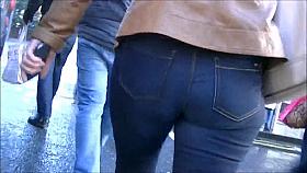 Candid blonde milf in tight jeans and leather jacket