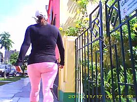 Madurita exhibicionista en mallas transparente