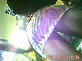 Por baixo da saia da magrinha no BRT