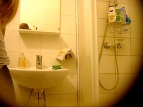 Incredible blonde, shower spy