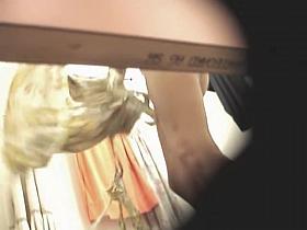 Girl bends over in fitting room and bounces the titties