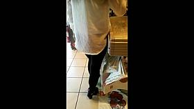 une minette en leggins a la superette