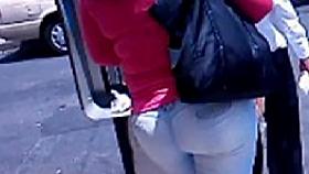 Madurita culona en jeans blancos