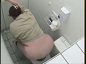 Chubby ass amateur got pissing on hidden cam voyeur video