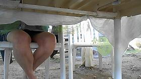 sous la table ses jambes nues