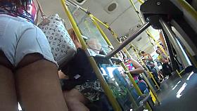 Morena safada de shortinho branco no onibus