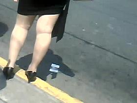 Sexys piernas de chica esperando el transporte