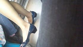 Schuhspiel in der Bahn