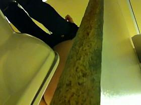 It was easy to spy the amateur pissing in this toilet cabin