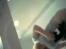 Mature flashed her slits when changing the outfit