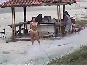 MORENA EXIBICIONISTA NA PRAIA