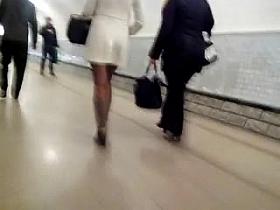 Sexy legs im metro 3 Sexy Beine in der U-Bahn 3