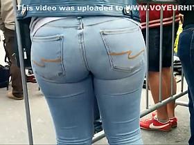 Big butt wiggles very nicely