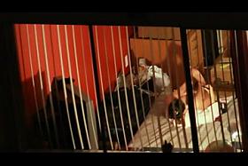 Mirandose la concha en el espejo