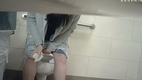 Amateur fem in candid tiny shorts pissing on spy camera