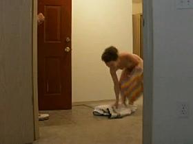 Amateurdrops her towel for a delivery guy