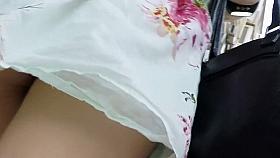 Yummy pussy caught under skirt