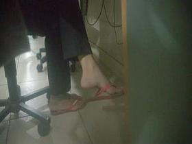 Candid Foot in college - faceshot - Feet 38