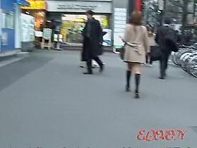 Woman with nice ass followed by a sneaky skirt sharker