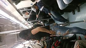 Rico Culo de Chica en el Metro L 2 MX recargada en el tubo