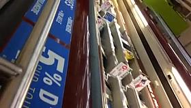 Sous la jupe d'une jolie jeune fille au super marcher !