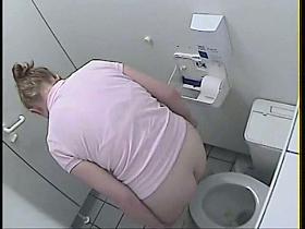 Stealthy cam shoots the back and booty of the pissing amateur