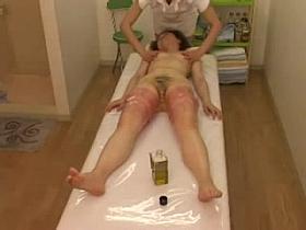 Massage hidden camera filmed a slut giving handjob