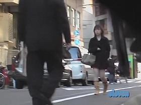 Japanese girl's pink undies are not safe from skirt sharking