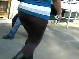 Enormes nalgotas por las calles (3)