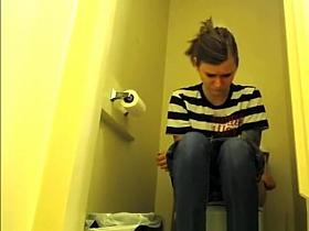 Teen chick pulls down her tight jeans pants to pee