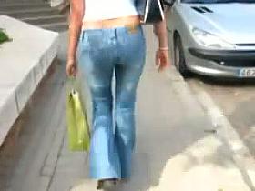 Bunny in tight jeans shakes her sexy ass in front of a voyeur