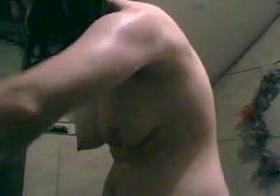 dans la salle de bain vid06 (en camera cachee)