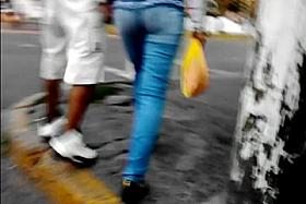Nalgona Caminando En Jeans