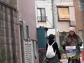 Lusty vixen loses her top during fast sharking encounter