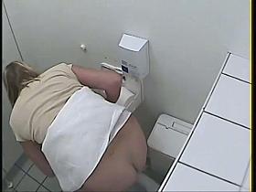 Chubby ass is perfectly seen on voeyer toilet video