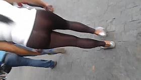 se le transparenta la tanga