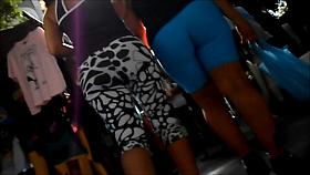 MAMA E FILHA RABUDAS GOSTOSAS PASSEANDO PELA FEIRA.