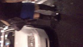 Putita Madura saliendo del metro en minivestido III