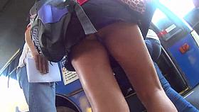 Deliciosa de sainha preta subindo no onibus
