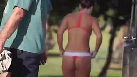 Bella nena mojandose en la ducha