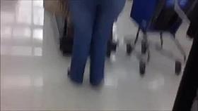 MILF ASS IN TIGHT JEANS