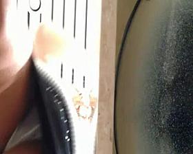 Vorm Waschbecken weisser String