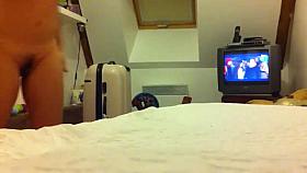 Ma femme entre dans la chambre